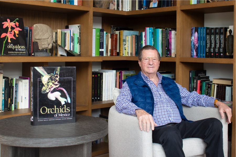 Eric H&aacute;gsater en su estudio junto a su libro sobre las orqu&iacute;deas de M&eacute;xico.