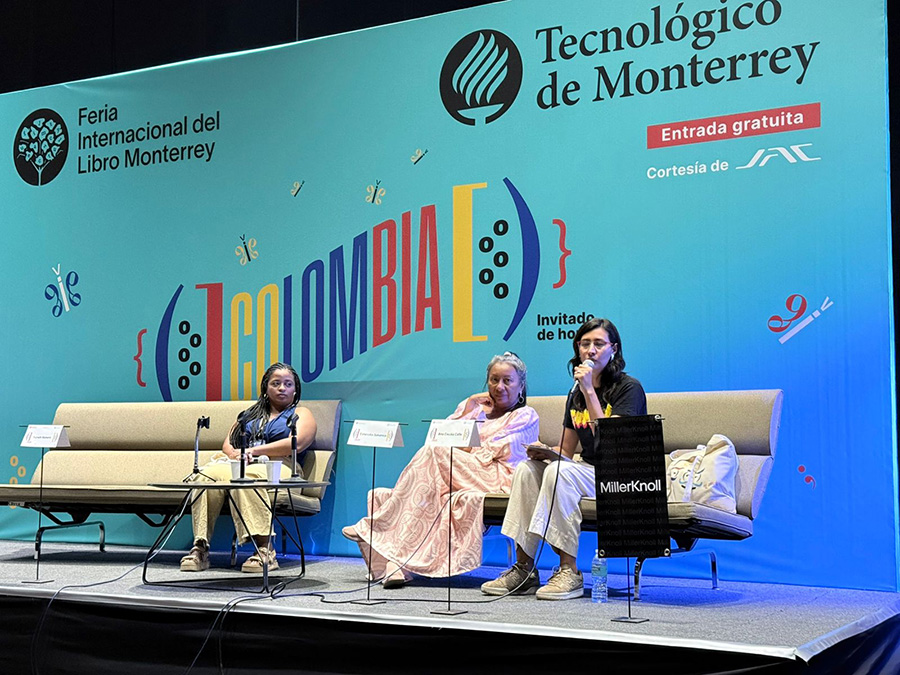 Escritoras colombianas durante charla
