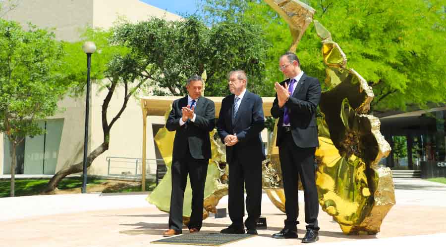 Consejero Presidente del ETLAC, donante y director de campus Laguna en la inauguración de la escultura