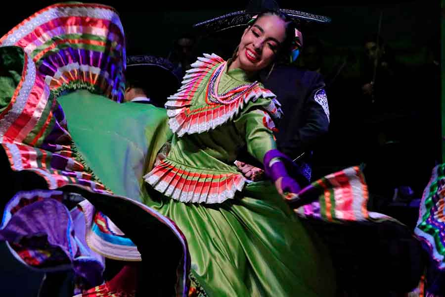 Baile folclórico de Jalisco en el espectáculo de Estampas de México del Tec Guadalajara.