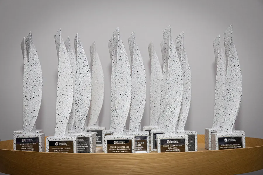 Estatuillas Premio Mujer Tec