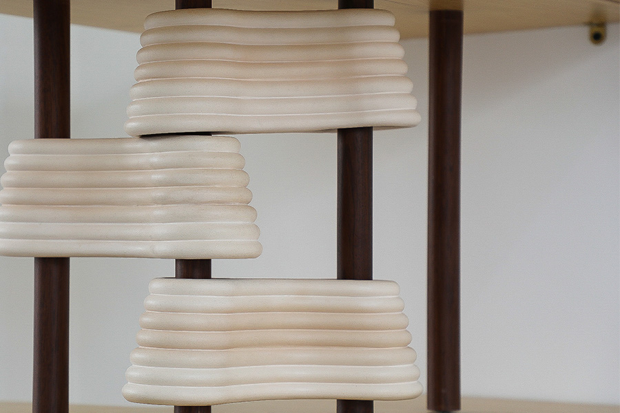 La colección de mueble y luminaria: Estratos, desarrollada por Fernanda y Viviana.