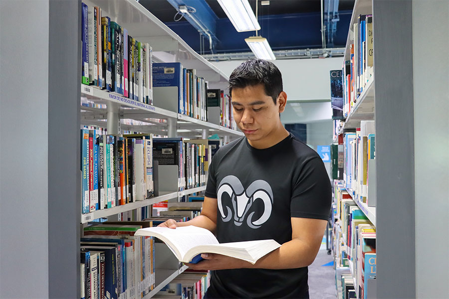 Oscar leyendo un libro
