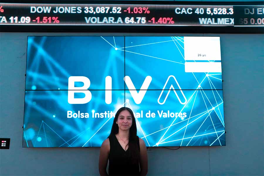 Embajadora BIVA promoviendo la educación financiera