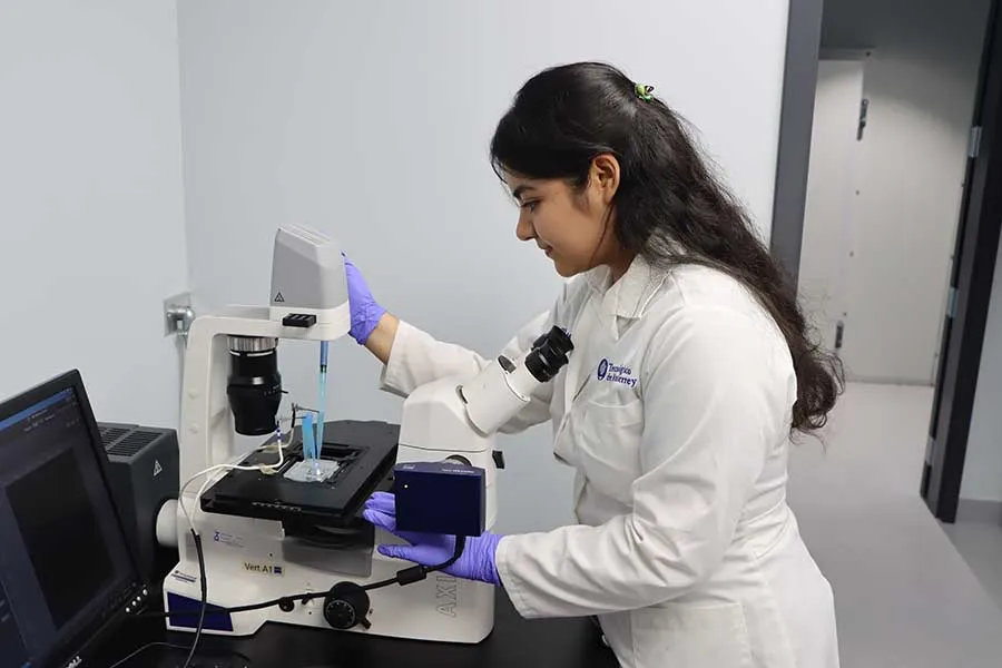 Vania Martínez, estudiante de posgrado en el Laboratorio de Microfluídica.