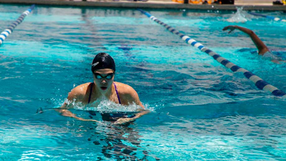 Estudiante en entrenamiento de natación