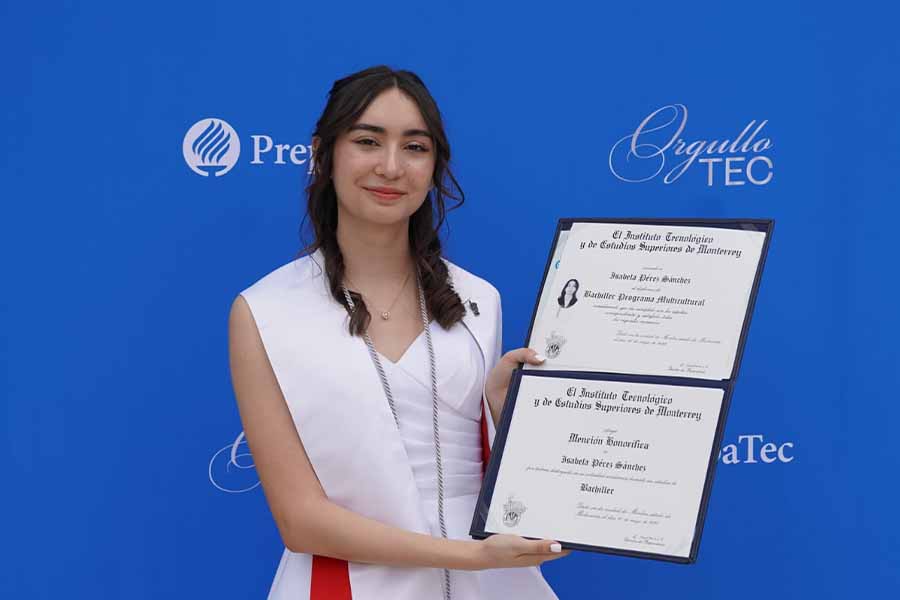 Estudiante PrepaTec admitida en Universidad Ivy League durante su graduación de prepa
