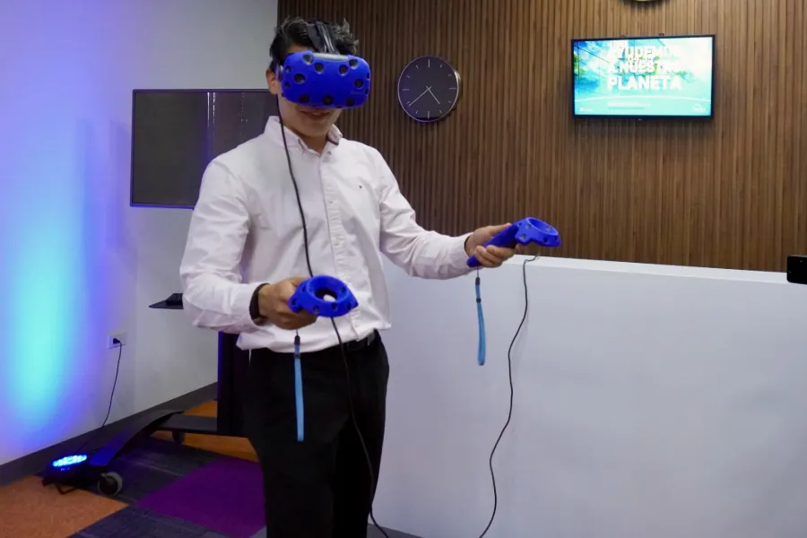 Un estudiante prueba la realidad virtual del Laboratorio de Liderazgo y Competencias Directivas.