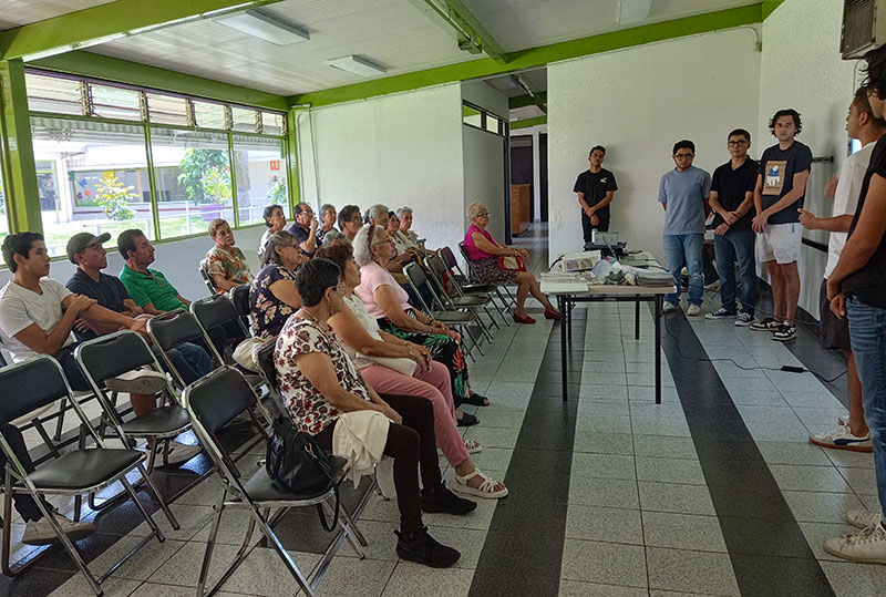 Estudiantes de cuarto semestre de la Licenciatura en Finanzas del Tec campus Cuernavaca, impartieron talleres de educación financiera y finanzas personales a adultos mayores en el CEAGEM.