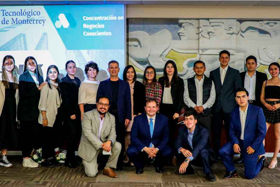 Estudiantes de Concentración en Negocios Conscientes presentan propuestas a BLK Global Logistics