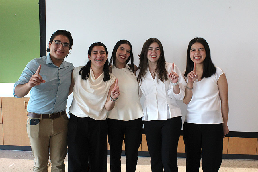 Estudiantes sonríen a fotografía tras ganar reto nacional con proyecto contra el rezago digital en incMTY