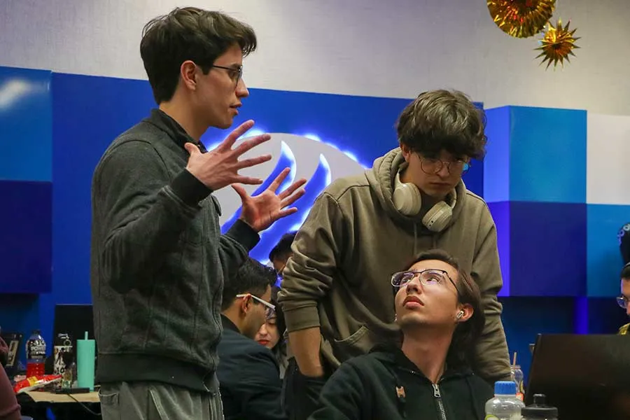 Estudiantes desarrollando videojuegos durante hackatón en el Tec de Monterrey