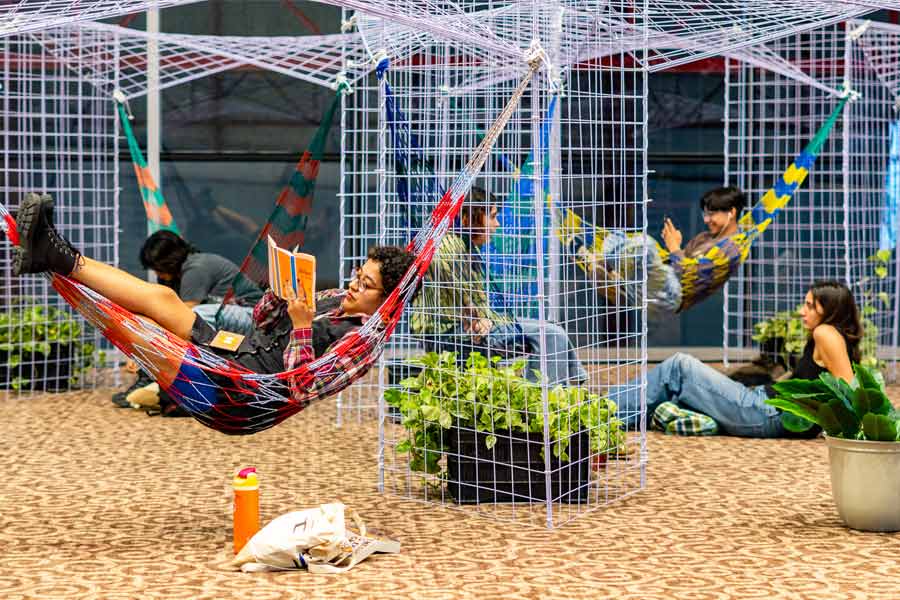 Estudiantes en el área de descanso durante la Jornada Regional de Humanidades Digitales. Foto: Ana Cristina Achoy