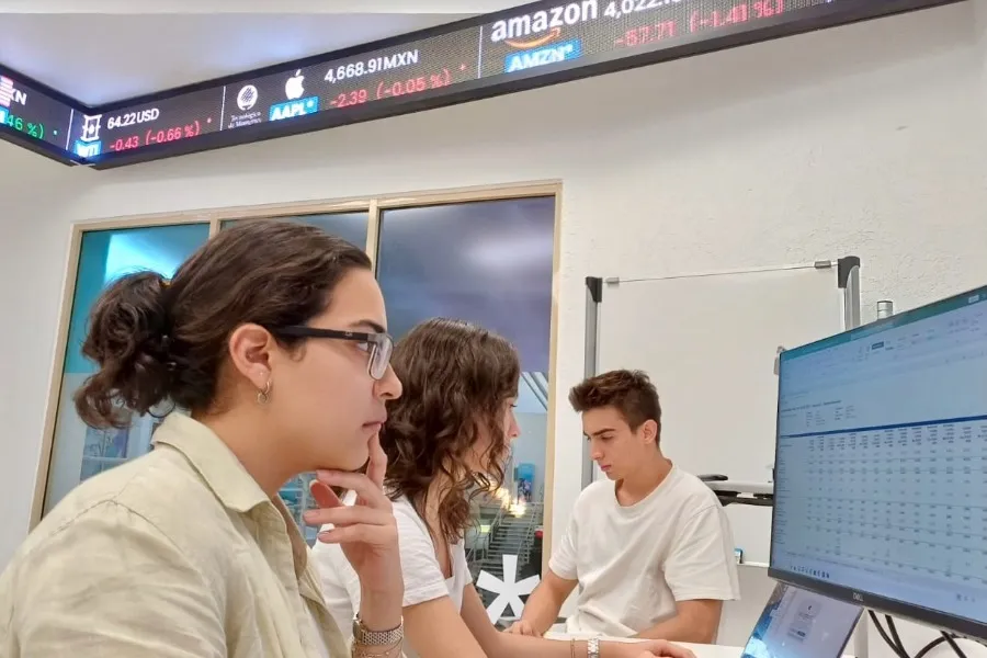 Estudiantes de finanzas trabajan en el renovado Laboratorio de Educación Financiera del Tec campus Chihuahua.