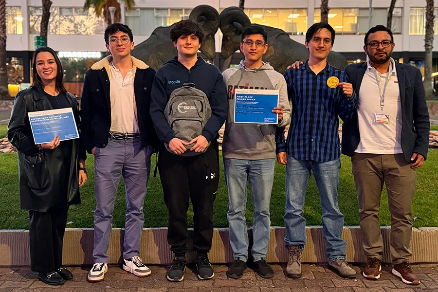 Zero-Day Mayday junto a sus coaches en el Tec campus Estado de México.