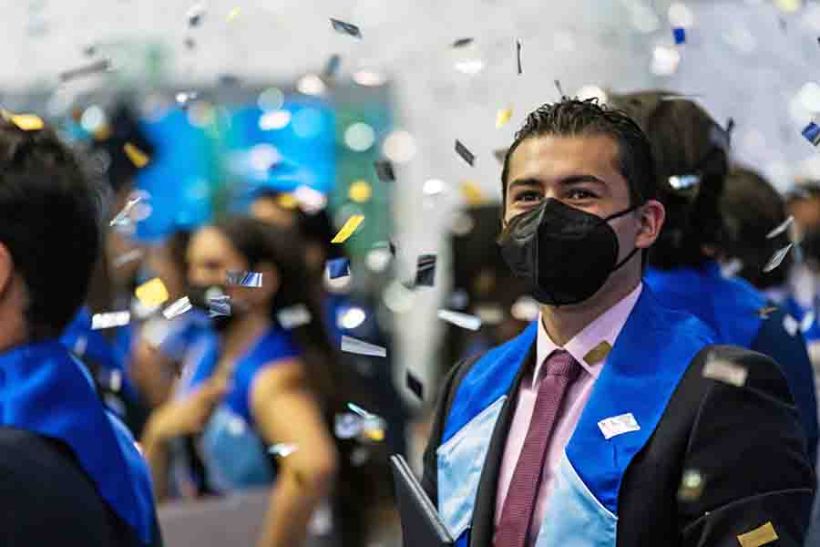 Juan Pablo Murra se dirigió a los recién graduados del campus Querétaro para aconsejarles pensar positivamente sobre el futuro y tomar la responsabilidad de construirlo.