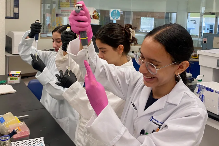 Estudiantes del equipo PHASEOS trabajan en el laboratorio de la Escuela de Ingenier&iacute;a y Ciencias del Tec campus Chihuahua.