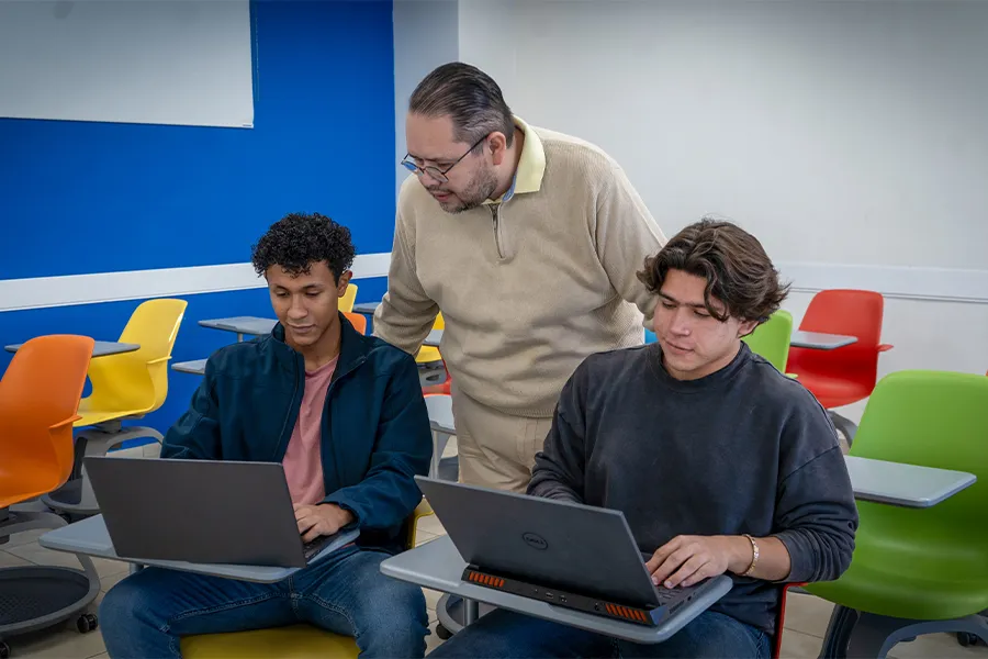 Estudiantes en asesor&iacute;a con maestro.