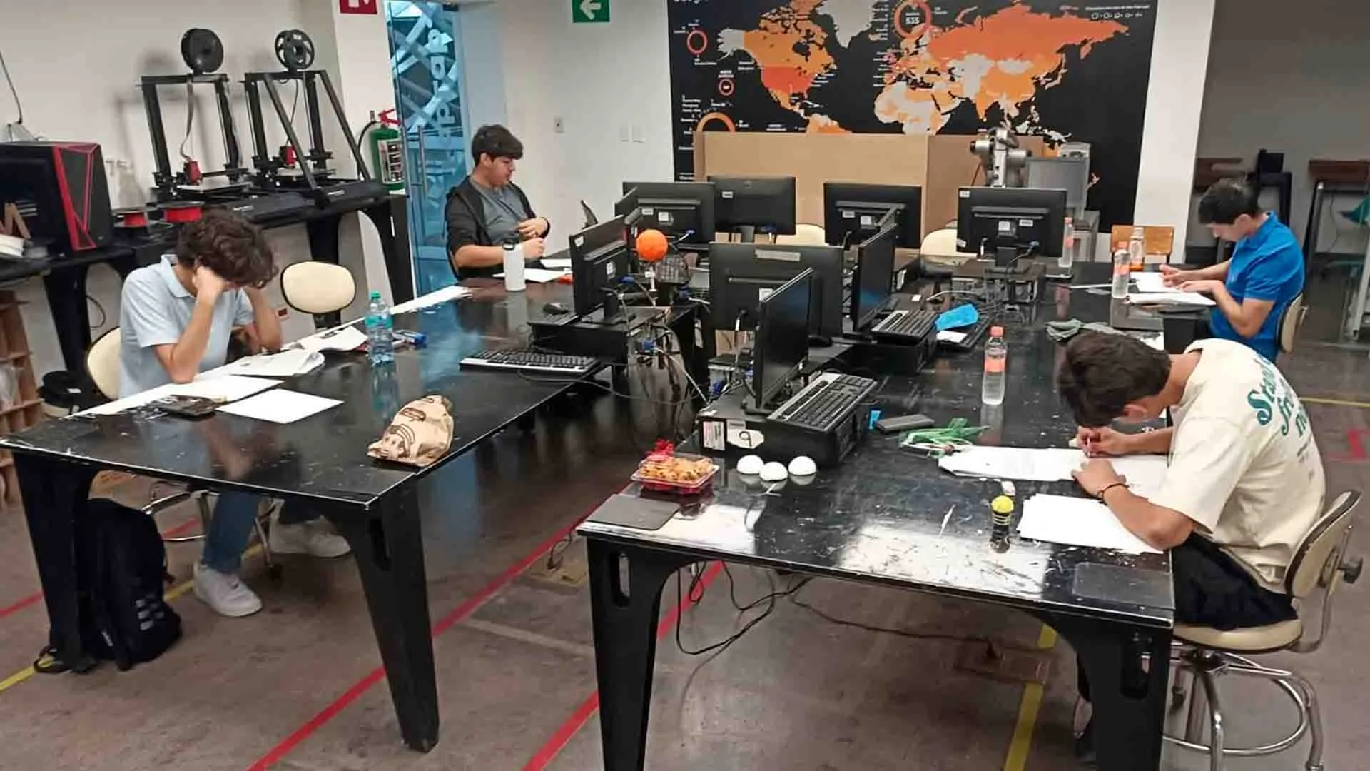 Estudiantes presentan el examen nacional de F&iacute;sica