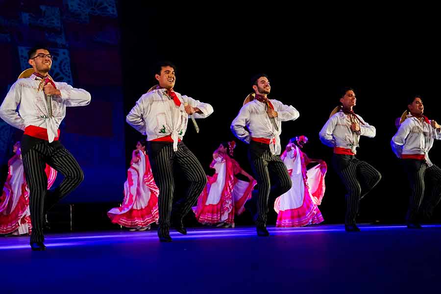 Estudiantes de campus Monterrey bailando en la Gala Folklórica