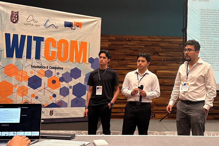De izquierda a derecha: Diego Estrada, Ethan Méndez y Gustavo Maldonado, estudiantes de Arquitectura en el Tec campus Estado de México, presentando su investigación en WITCOM.