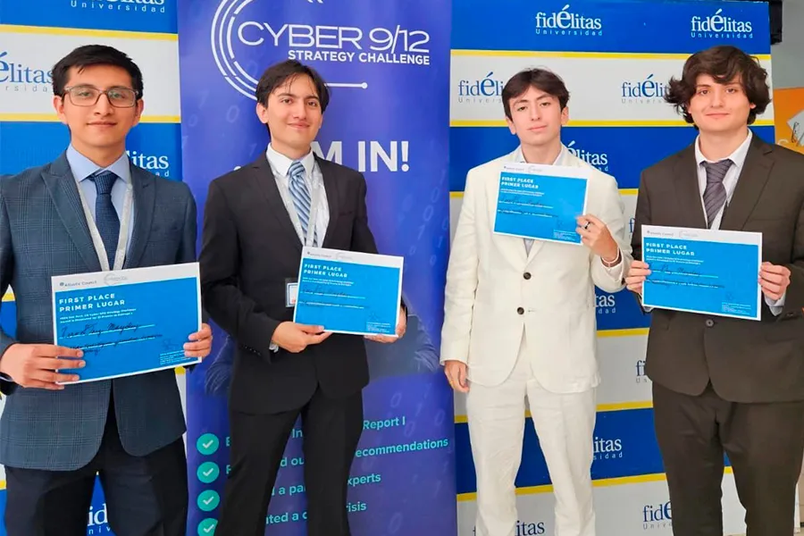 Equipo del Tec campus Estado de México con reconocimientos de primer lugar.