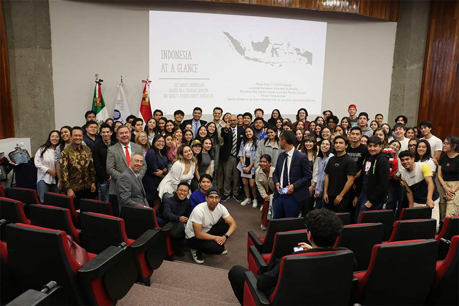 Embajador de Indonesia visita Tec Estado de México 