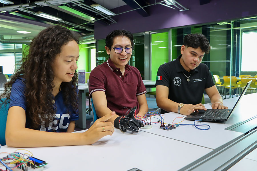 Diego Fernando Hernández, Ana Laura Tenorio y Christopher Remes actuales integrantes del equipo