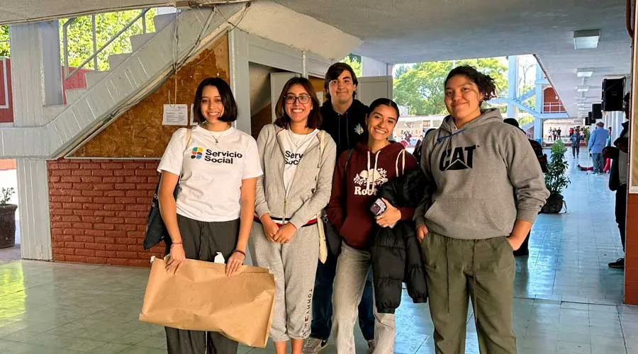 Estudiantes del Tec de Moterrey Qro en escuela primaria donde impartieron cursos