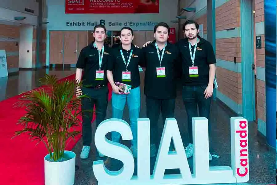 Estudiantes del Tec de Monterrey participando en la feria SIAL Canadá en Toronto.