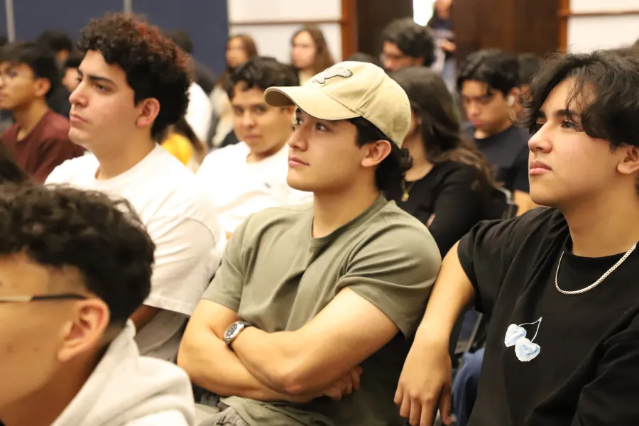 Estudiantes durante la conferencia de Christophe Claramunt.