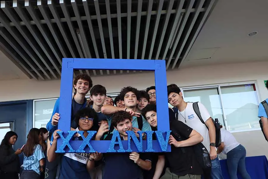 Estudiantes de PrepaTec Valle Alto en 20 aniversario.