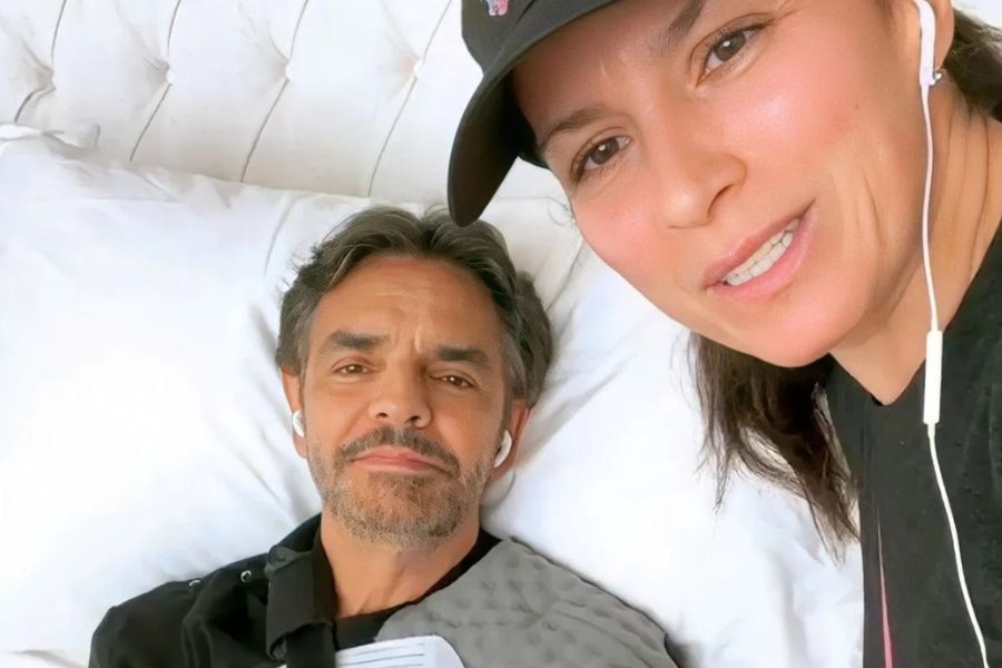 Eugenio Derbez posando en la cama en su transmisión en redes donde habló de su accidente.