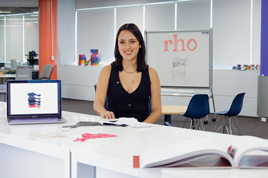 Evelyn Ramírez, EXATEC del Tec de Monterrey campus Puebla, muestra su proyecto Rho en un laboratorio, prenda menstrual reutilizable y sostenible reconocida en el James Dyson Award 2025.