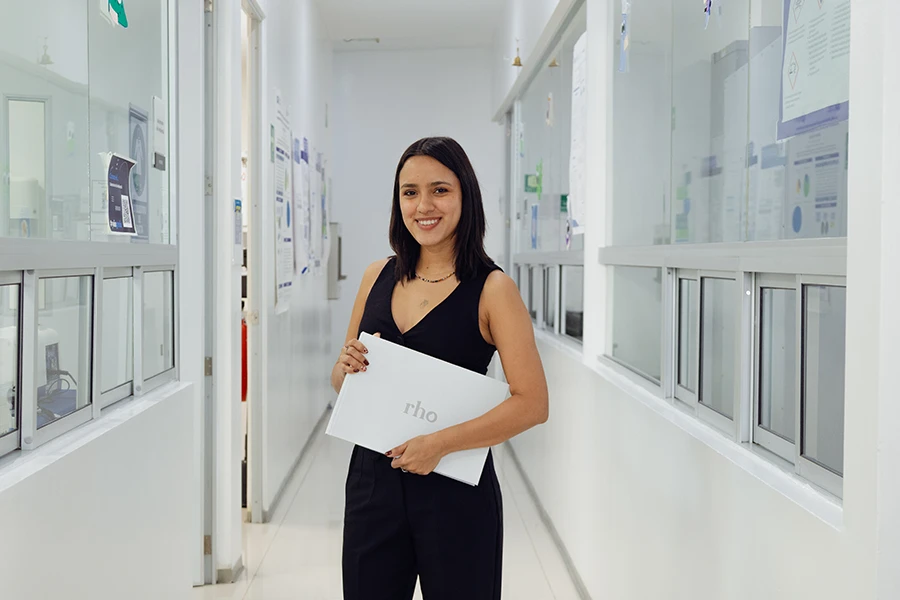 Evelyn Ramírez, egresada de Diseño del Tec campus Puebla, sostiene una carpeta con el logotipo de Rho, su proyecto de prenda menstrual reutilizable que obtuvo el subcampeonato nacional en el James Dyson Award.