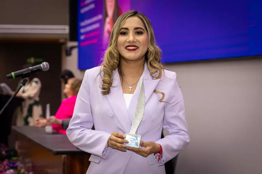 María Guadalupe recibiendo Premio Mujer Tec. Foto: Cortesía 
