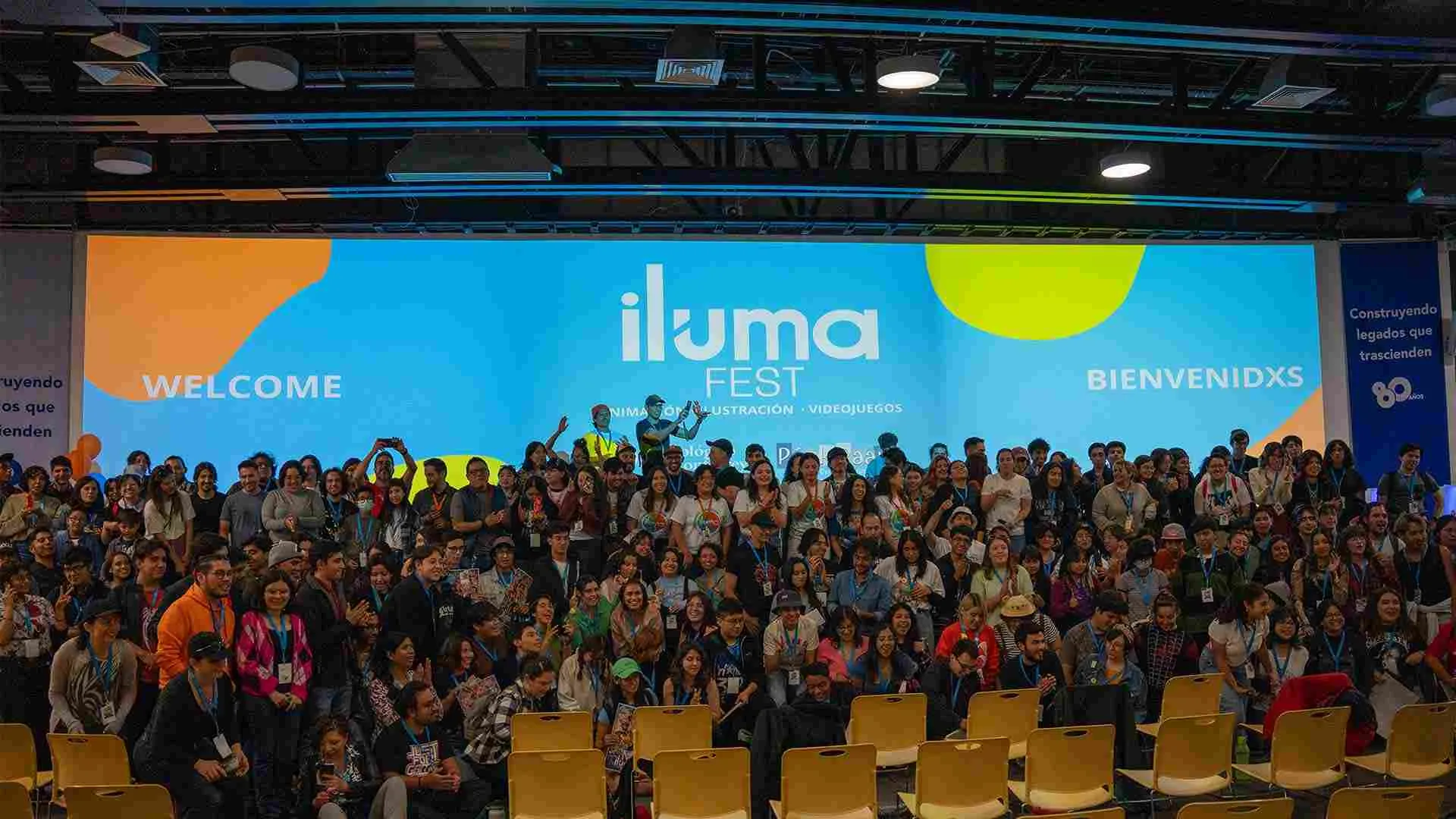 Estudiantes aprendiendo de los profesionales en animación