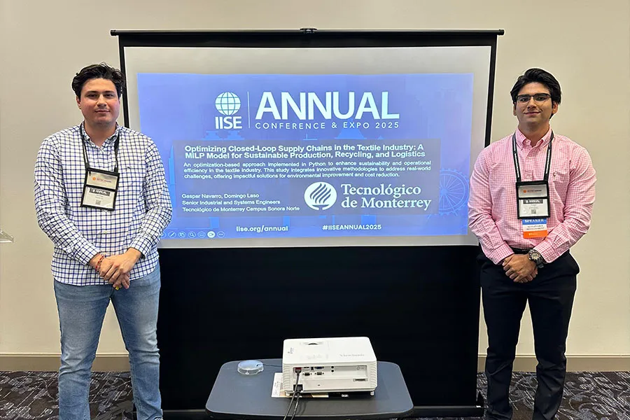 Dos hombres paradados a cada lado de una pantalla que muestra el título de su investigación.