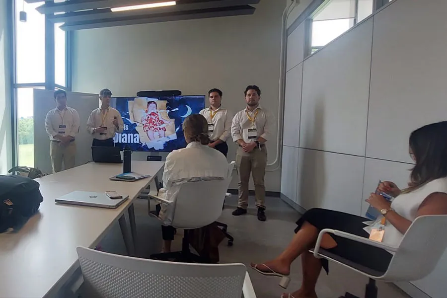 Miembros del equipo Healthy presentan su proyecto ante posobles interesados portoriquelkod en invertir