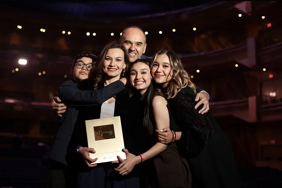 Angélica Bojórquez y familia recibiendo premio Enrique Luken