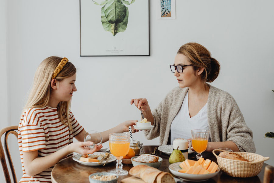 familia-conversando-mientras-comen