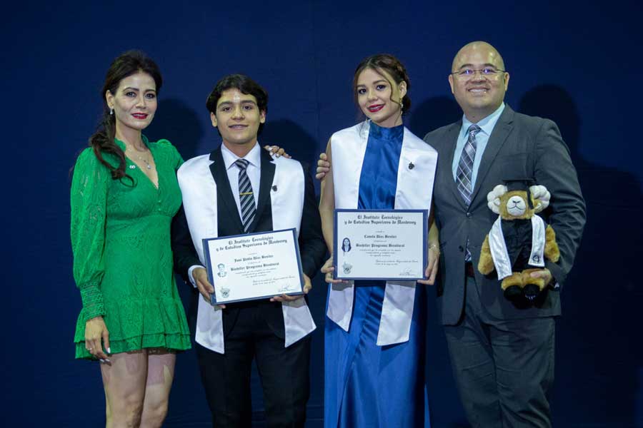 Familia de graduados de PrepaTec sede Navojoa