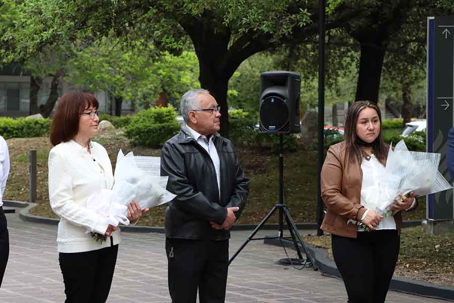 Rosa Elvia Mercado, su esposo Joel Medina, y Reyna Haydée Arredondo Verdugo, en la Guardia de Honor de Jorge y Javier.