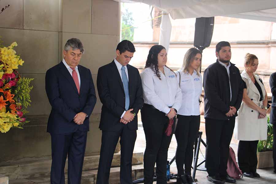 José Antonio Fernández, presidente del consejo del Tec de Monterrey, estuvo presente en la Guardia de honor a Don Eugenio Garza Sada y Don Eugenio Garza Lagüera.