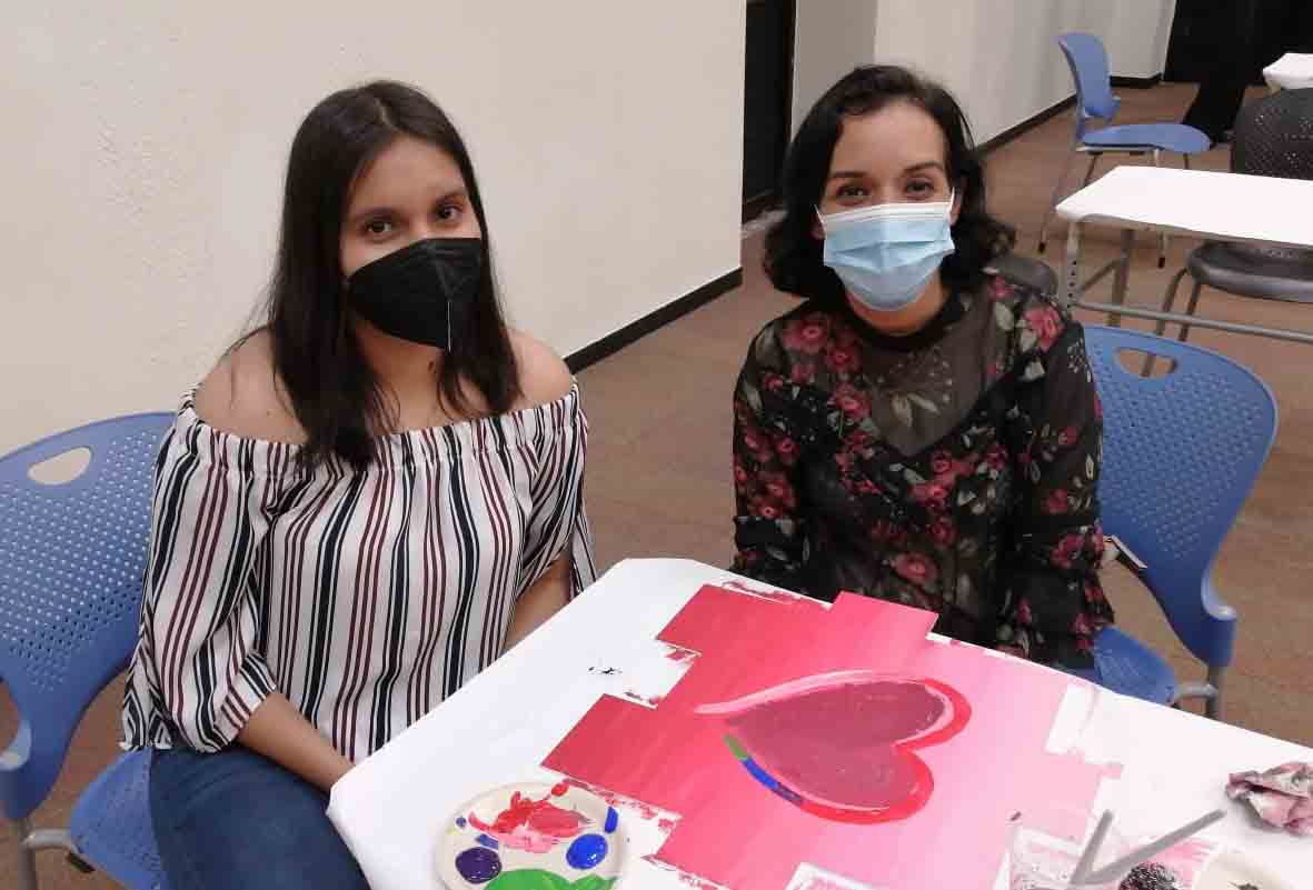 Un rompecabezas de emociones plasmado en pintura.