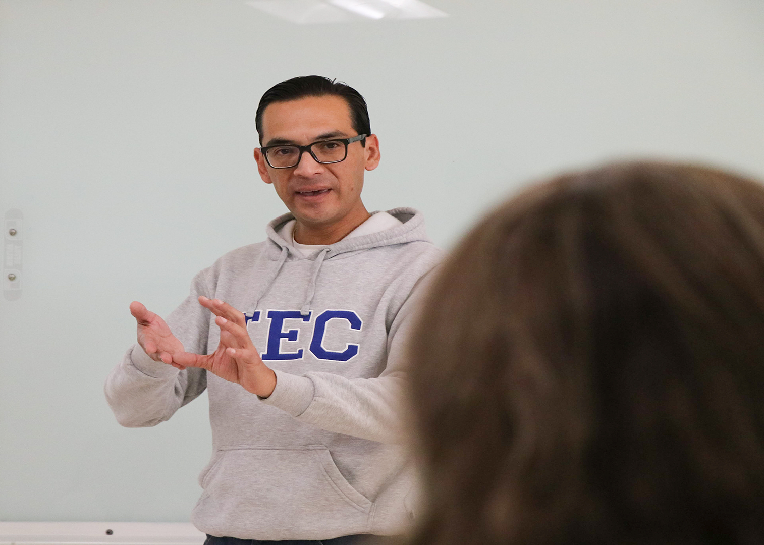 Fernando Pantoja impartiendo clases en PrepaTec.