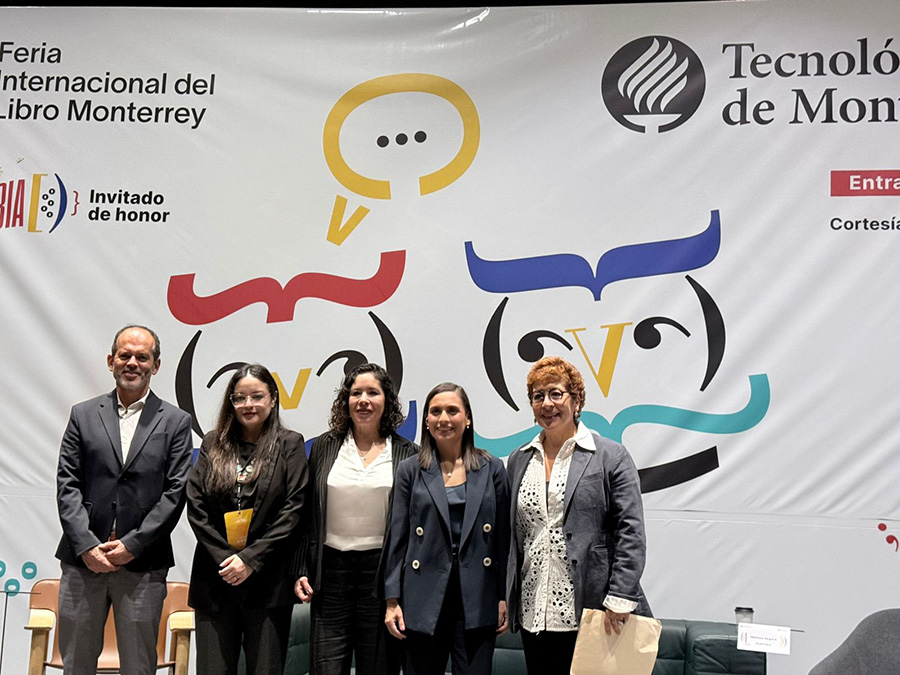 Presentadores durante la Inauguración promotores de la lectura