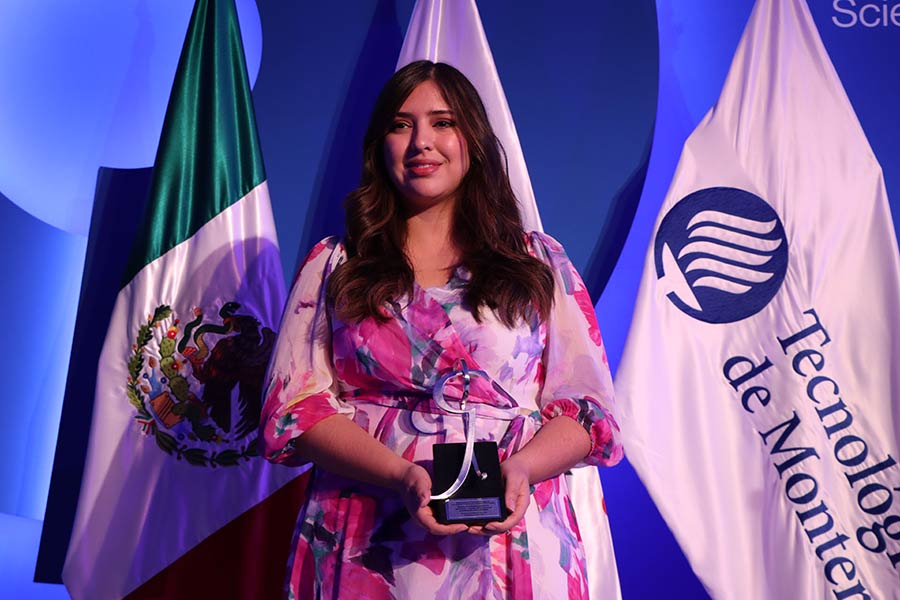 Fernanda Estibalíz recibió el Premio Rómulo Garza en la ceremonia celebrada en campus Monterrey.