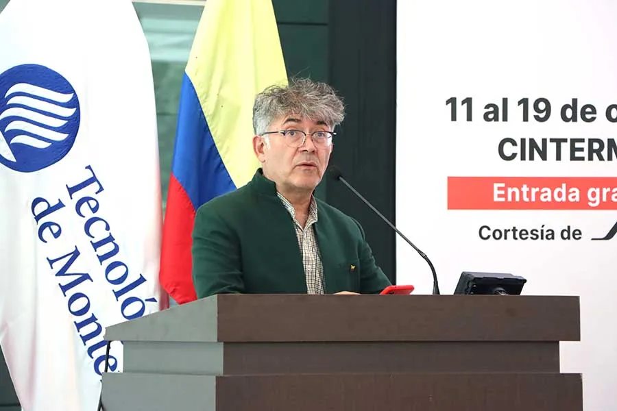 Fernando García, embajador de Colombia en México, en rueda de prensa de la Feria Internacional del Libro Monterrey.