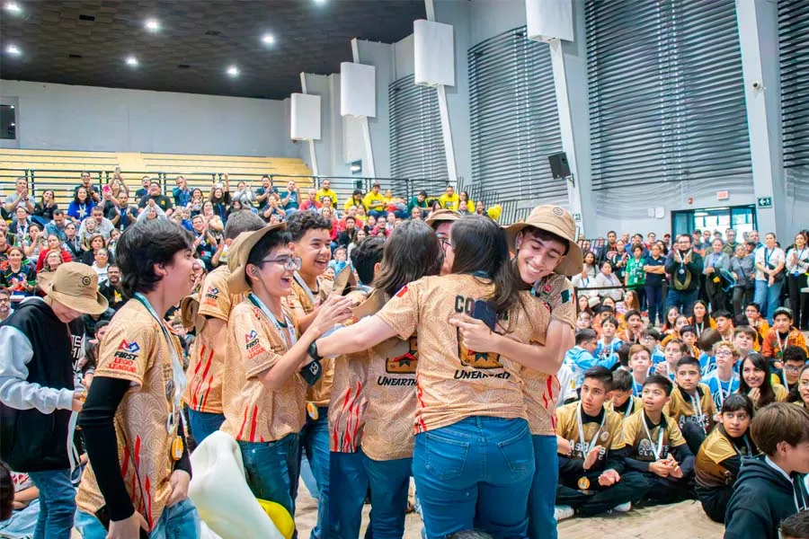 Equipo de rob&oacute;tica con uniforme caf&eacute; festeja premiaci&oacute;n en FIRST LEGO League celebrado en PrepaTec Laguna